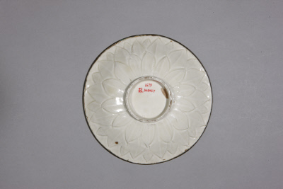 图片[3]-Ding Kiln White Glaze Carved Flower Plate with a dragon inside and lotus petal outside-China Archive